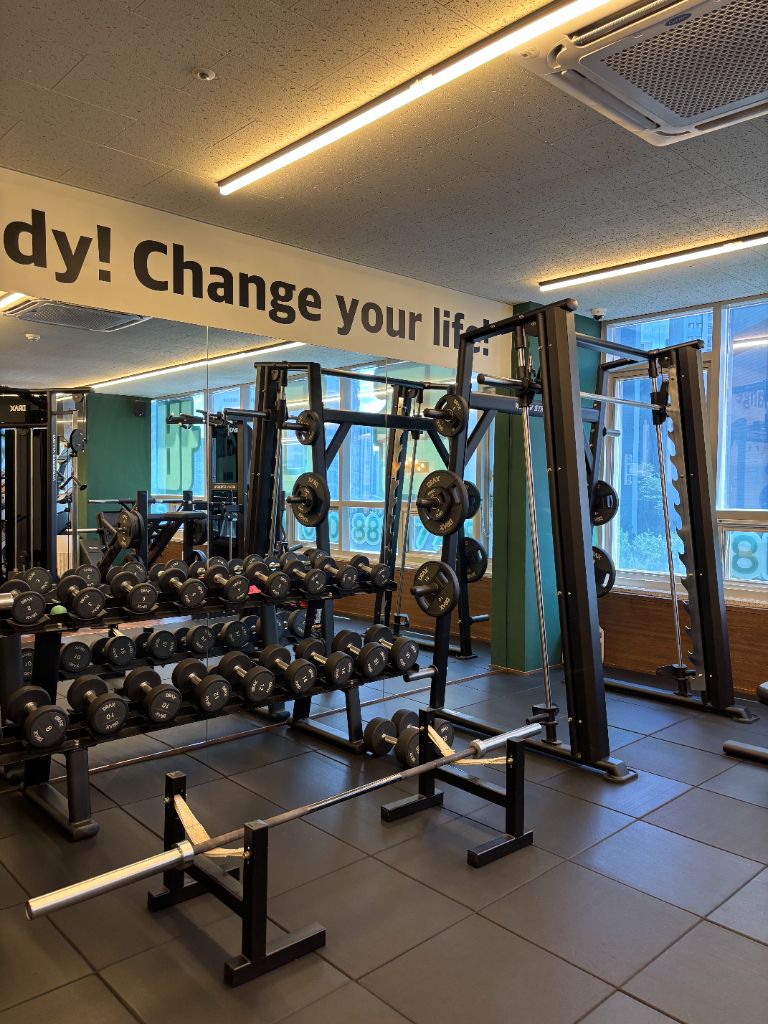 닥터바디짐 양주 옥정점 프리웨이트 존 — 덤벨 랙, 스미스 머신, Change your life 문구 벽면