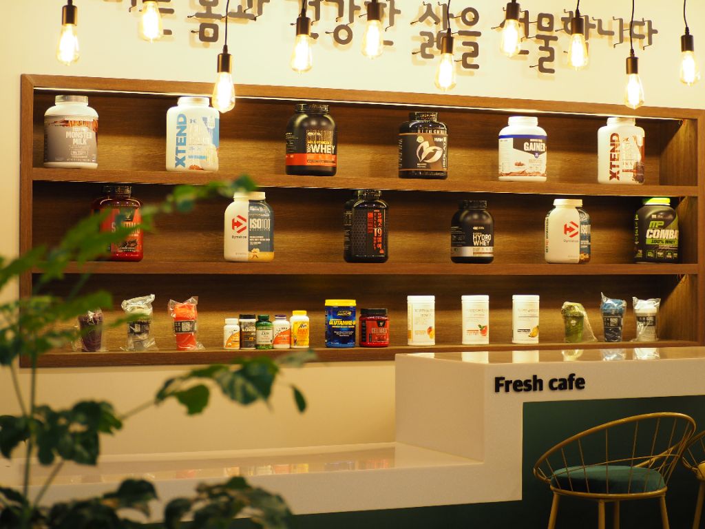 닥터바디짐 양주 옥정점 벽면 슬로건 바른 몸과 건강한 삶을 선물합니다 와 Fresh cafe 카운터