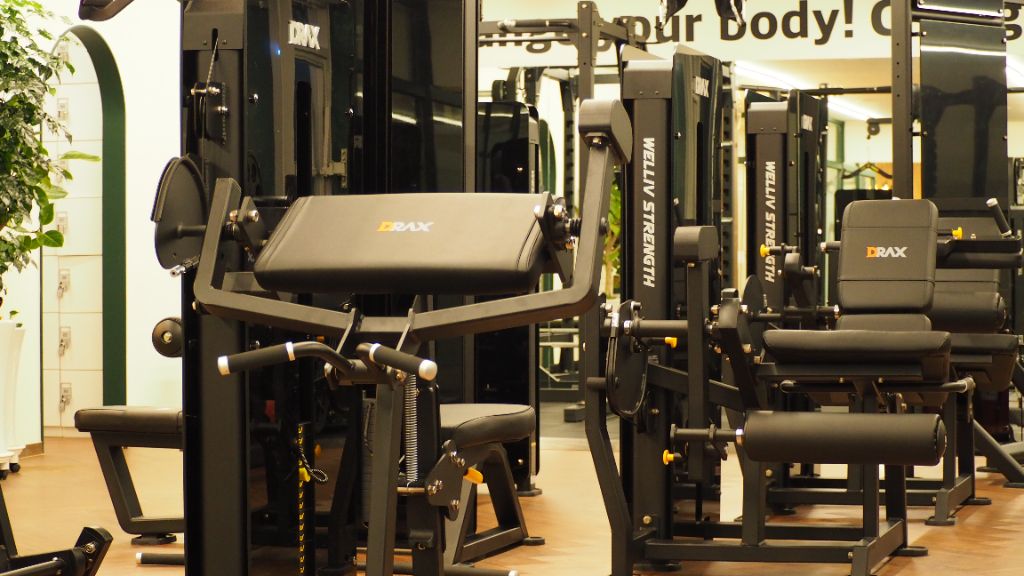 닥터바디짐 양주 옥정점 머신 웨이트 존 — DRAX와 WELLIV STRENGTH 머신이 밀집 배치된 근접 전경