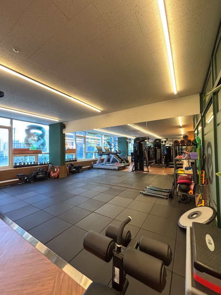 닥터바디짐 양주 옥정점 스트레칭 및 기능성 존 — 매트 바닥, 케틀벨, 폼롤러